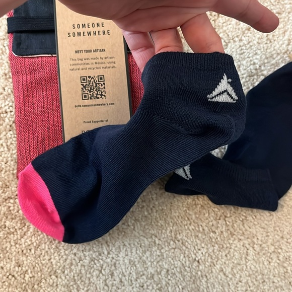 Delta Someone Somewhere Premium Select Bag - Picture 5 of 5